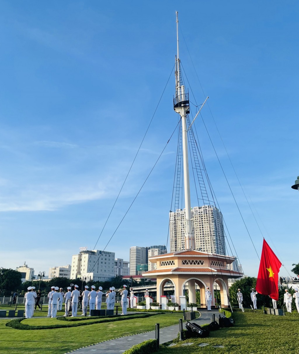 Tuần lễ du lịch TP Hồ Chí Minh lần 2 mở đầu bằng lễ thượng cờ tại không gian di tích cột cờ Thủ ngữ