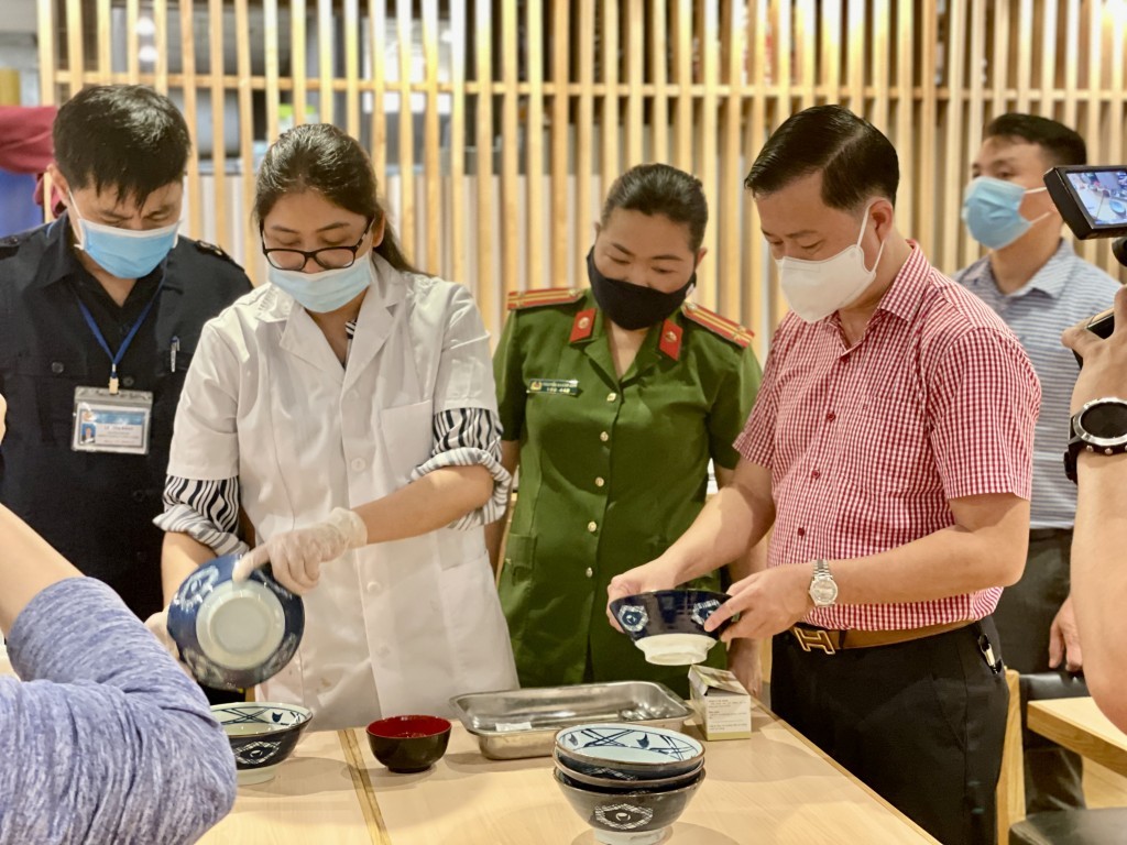 ông Đặng Thanh Phong, Chi cục trưởng Chi cục An toàn vệ sinh thực phẩm Hà Nội và đoàn kiểm tra liên ngành số 1 của thành phố đã làm việc với UBND quận Ba Đình