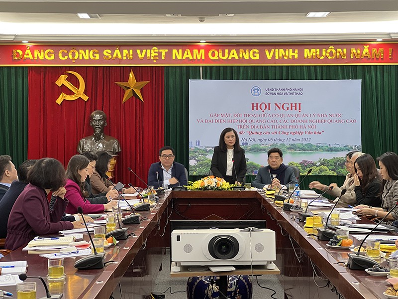 Đồng chí Ninh Thị Thu Hương - Cục trưởng Cục Văn hóa cơ sở (Bộ Văn hóa, Thể thao và Du lịch) phát biểu tại Hội nghị