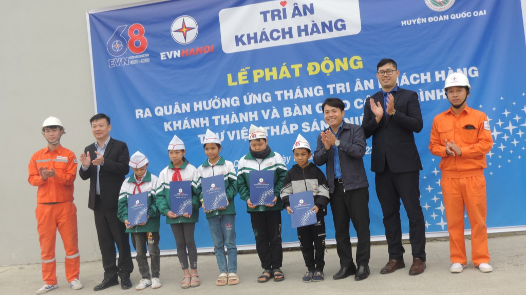 Các vị đại biểu trao tặng quà tới học sinh vượt khó vươn lên