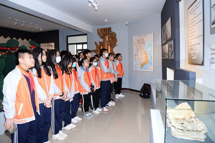 Cán bộ, chiến sĩ LLVT Bộ Tư lệnh Thủ đô Hà Nội và các cháu học sinh tham quan Bảo tàng