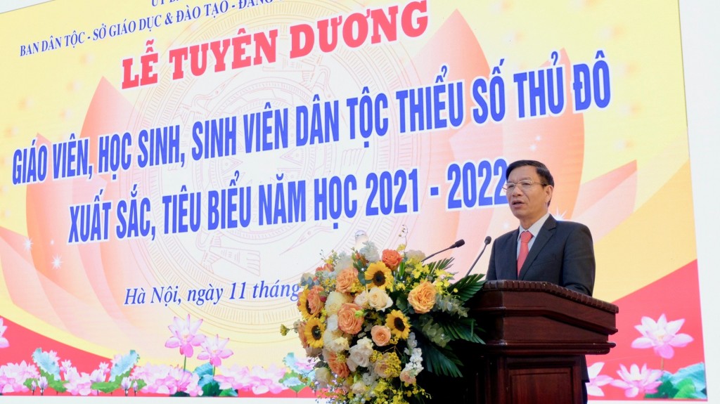 rưởng Ban Dân tộc Nguyễn Tất Vinh phát biểu tại lễ tuyên dương.