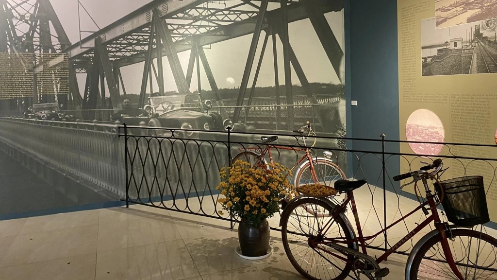 Triển lãm “Cầu Long Biên - Chứng nhân lịch sử”