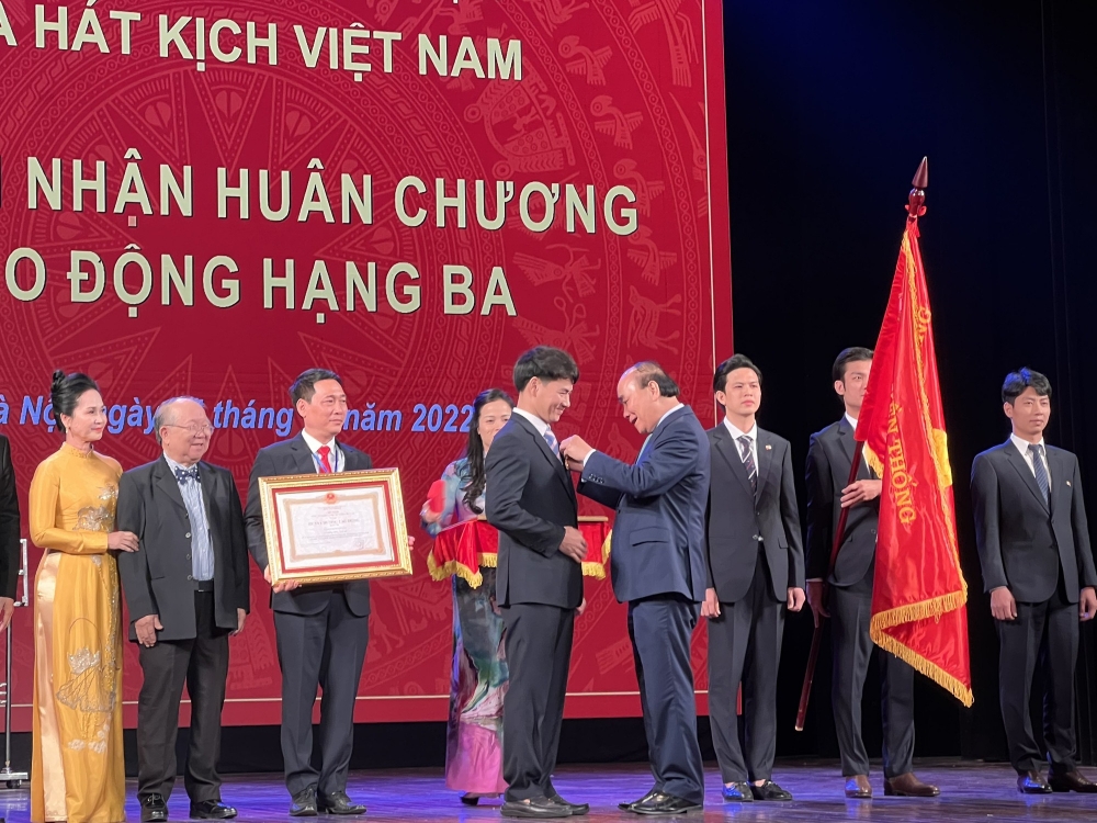 NSƯT Xuân Bắc và Nhà hát Kịch Việt Nam được trao trặng Huân chương Lao động hạng Ba