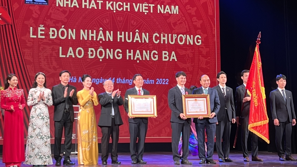 NSƯT Xuân Bắc và Nhà hát Kịch Việt Nam được trao trặng Huân chương Lao động hạng Ba