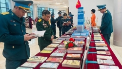Trưng bày 500 sách, báo, tạp chí về chiến thắng "Hà Nội - Điện Biên Phủ trên không"