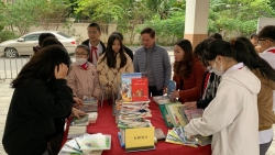 an tuong ngay hoi doc sach song nhu nhung doa hoa