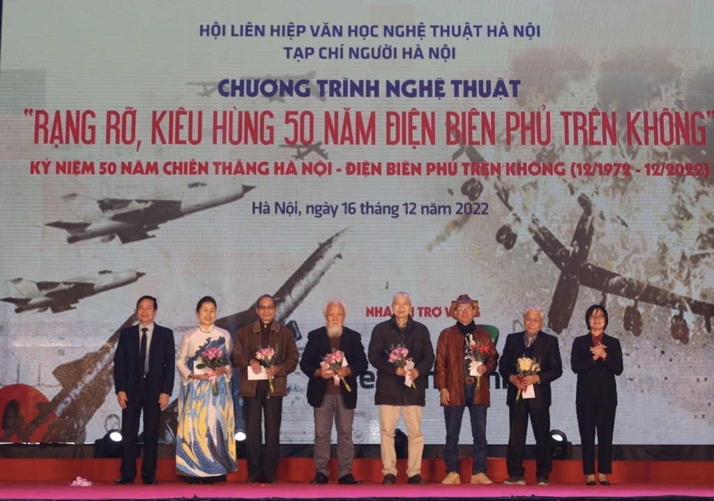 BTC trao quà tri ân cho các văn nghệ sĩ là hội viên của Hội đã được Thành phố Hà Nội tặng danh hiệu Công dân ưu tú Thủ đô