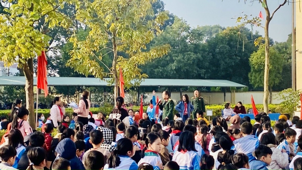 Học sinh trường Tiểu học Quang Trung hào hứng tìm hiểu về “Hà Nội – Điện Biên Phủ trên không”