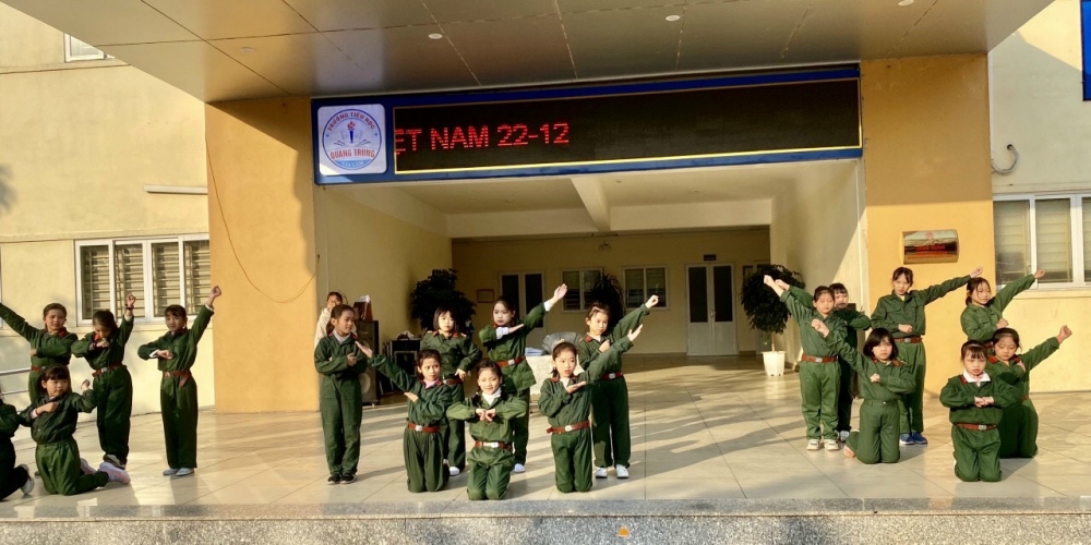 Học sinh trường Tiểu học Quang Trung hào hứng tìm hiểu về “Hà Nội – Điện Biên Phủ trên không”