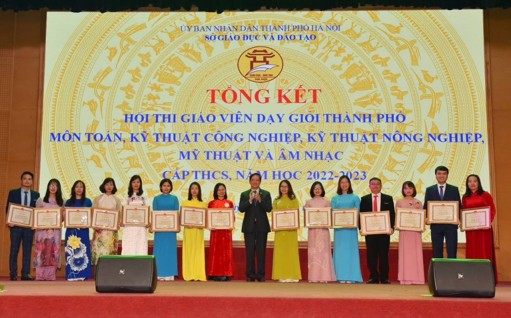 : Phó Giám đốc Sở Giáo dục và Đào tạo Hà Nội Phạm Xuân Tiến trao thưởng cho giáo viên dạy giỏi cấp thành phố.