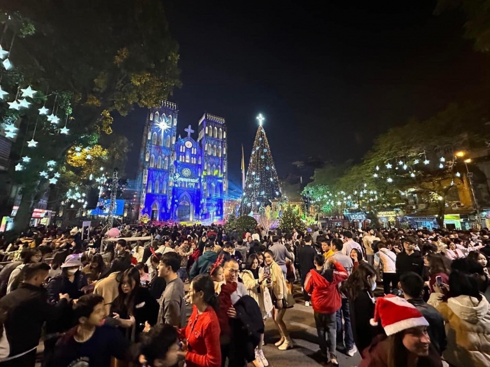 Người dân Thủ đô tưng bừng vui chơi trong đêm Giáng sinh