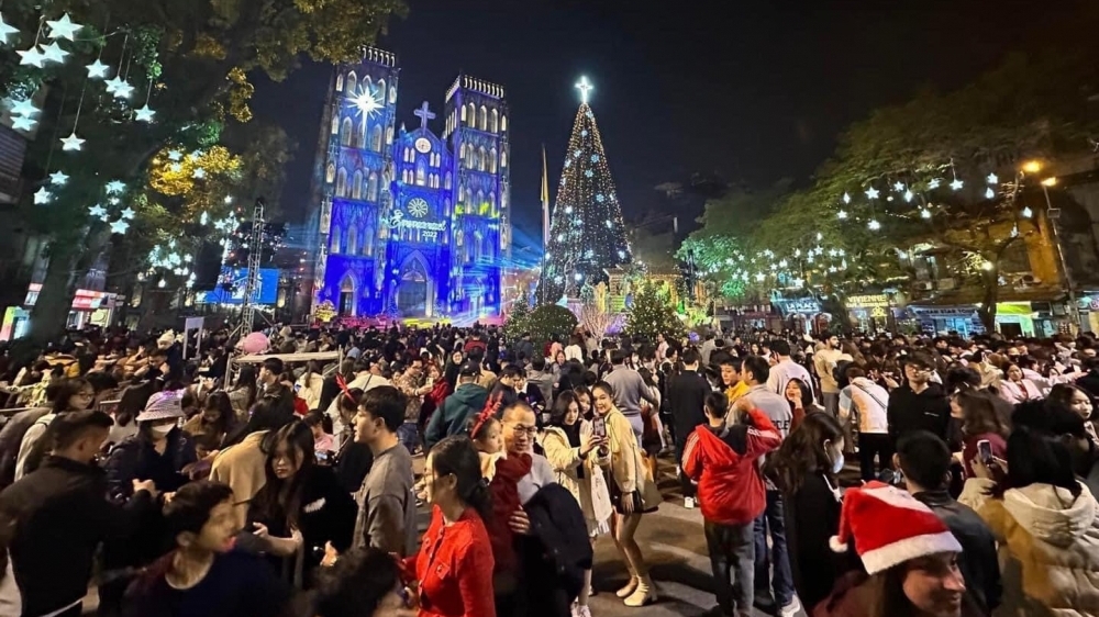 Người dân Thủ đô tưng bừng vui chơi trong đêm Giáng sinh