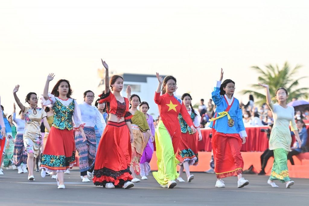 Chương trình được tổ chức tại Khu du lịch quốc tế Tuần Châu, TP Hạ Long với sự tham gia của gần 1.000 diễn viên, nghệ sỹ trong lễ hội diễu hành đường phố và đêm nhạc EDM sôi động