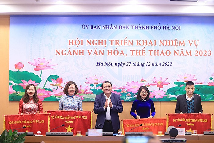Bộ trưởng Bộ Văn hóa Thể thao và Du lịch Nguyễn Văn Hùng trao cờ thi đua cho các tập thể