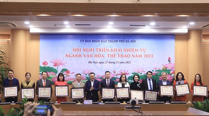 Chủ tịch UBND Thành phố Trần Sỹ Thanh trao Bằng khen cho các tập thể và cá nhân