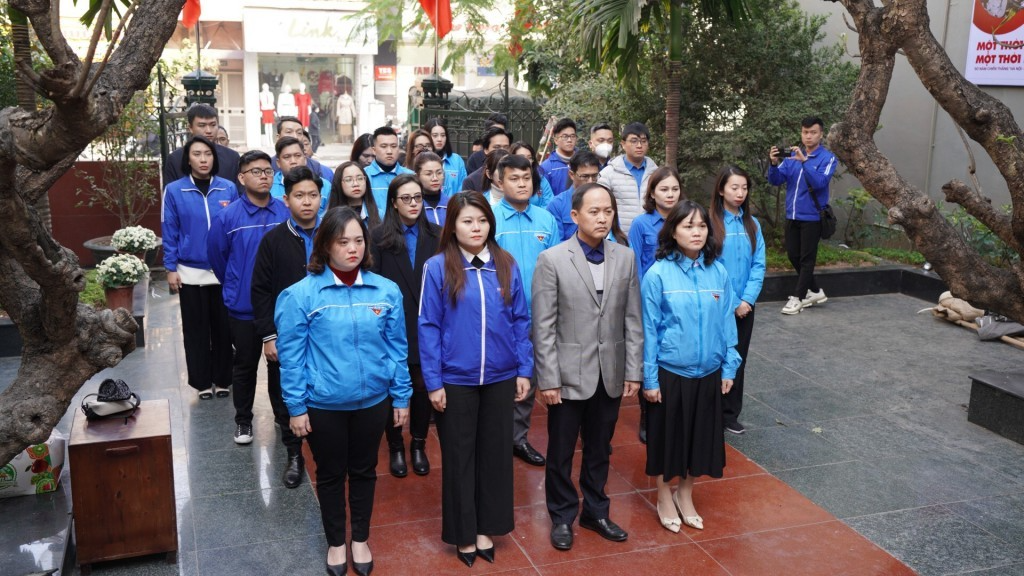 Đoàn đại biểu Đoàn cơ quan Thành đoàn Hà Nội làm lễ dâng hương, sinh hoạt truyền thống tại Đài tưởng niệm Khâm Thiên