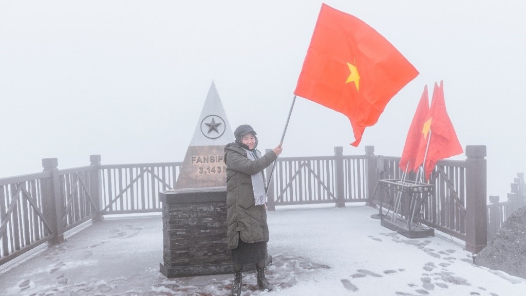 Du khách ngất ngây ngắm tuyết đầu mùa trên đỉnh Fansipan