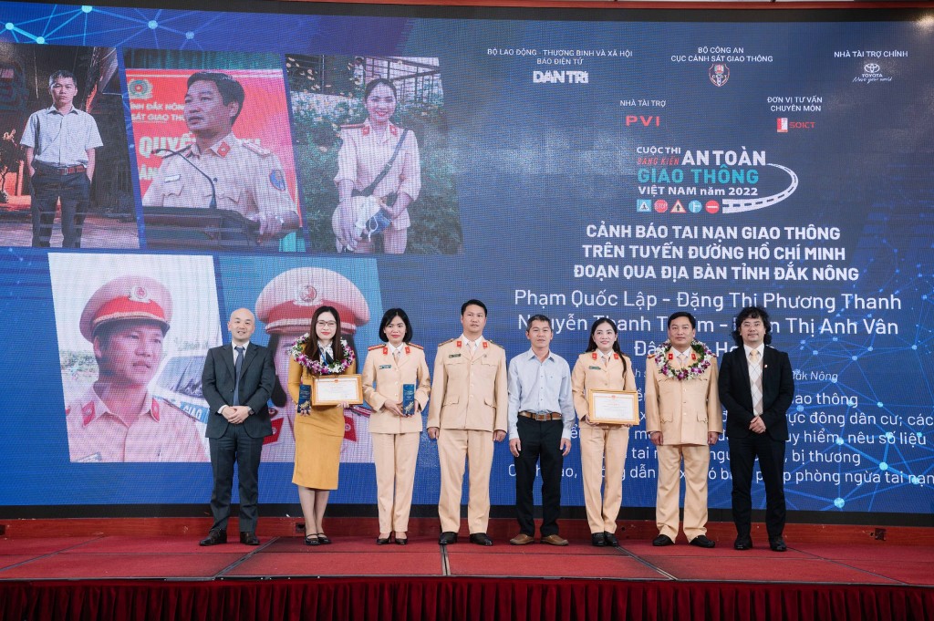 Đại diện Toyota Việt Nam trao giải Ba hạng mục Giải pháp công nghệ