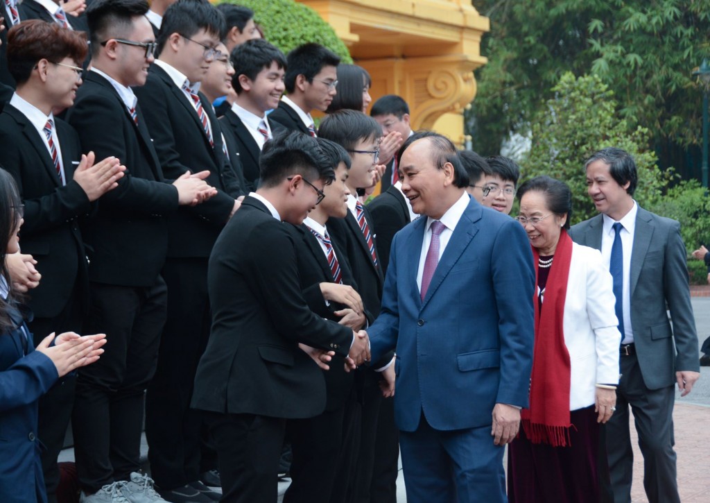 Chủ tịch nước Nguyễn Xuân Phúc vui mừng đón học sinh đoạt giải Olympic và KHKT quốc tế tại Phủ Chủ tịch