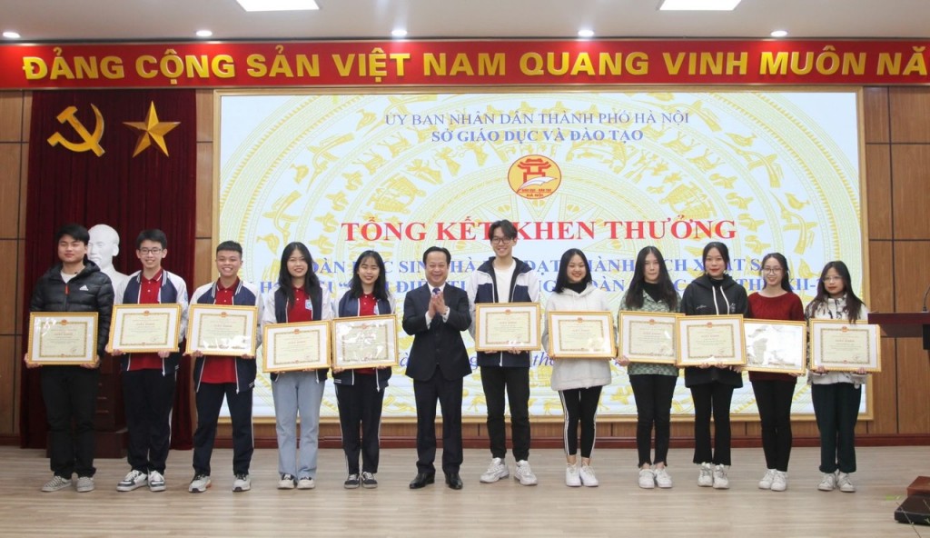 Giám đốc Sở GD&amp;ĐT Hà Nội Trần Thế Cương tặng giấy khen cho các học sinh.