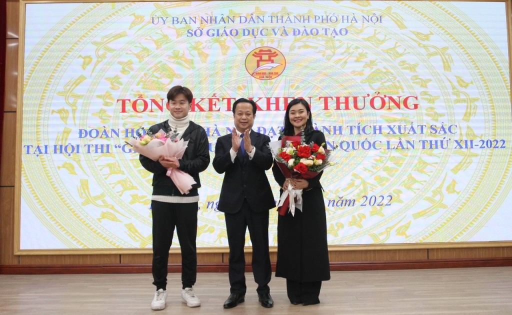 Giám đốc Sở GD&amp;ĐT Hà Nội Trần Thế Cương tặng hoa cảm ơn các nghệ sỹ cố vấn chương trình.