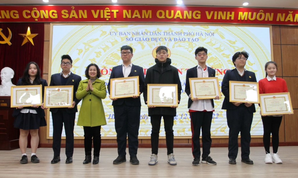 Chủ tịch Công đoàn ngành giáo dục Hà Nội tặng giấy khen của Giám đốc Sở GD&amp;ĐT Hà Nội cho các cá nhân.