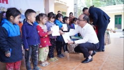 Báo Tuổi trẻ Thủ đô trao tặng 120 suất quà tới các bạn nhỏ vùng cao Hà Giang