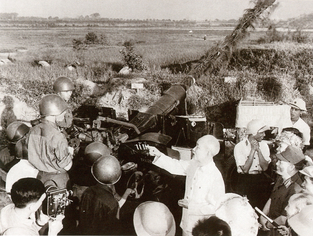 Chủ tịch Hồ Chí Minh thăm các chiến sỹ lực lượng phòng không bảo vệ Thủ đô ngày 25/9/1966. 