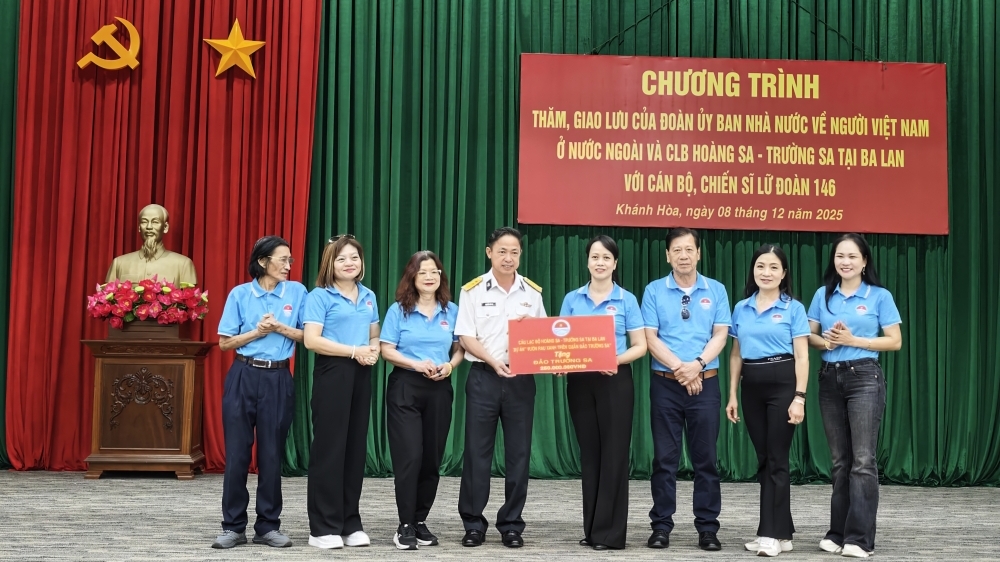 Kiều bào Ba Lan trao tặng "Vườn rau xanh" cho đảo Trường Sa Lớn