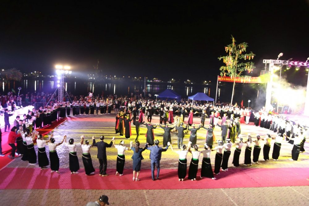 Lễ hội Đua thuyền đuôi én phường Mường Lay