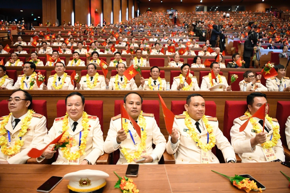 Thi đua đã thấm sâu trong mọi người, mọi nhà, mọi ngành, mọi lĩnh vực Thi đua đã thấm sâu trong mọi người, mọi nhà, mọi ngành, mọi lĩnh vực