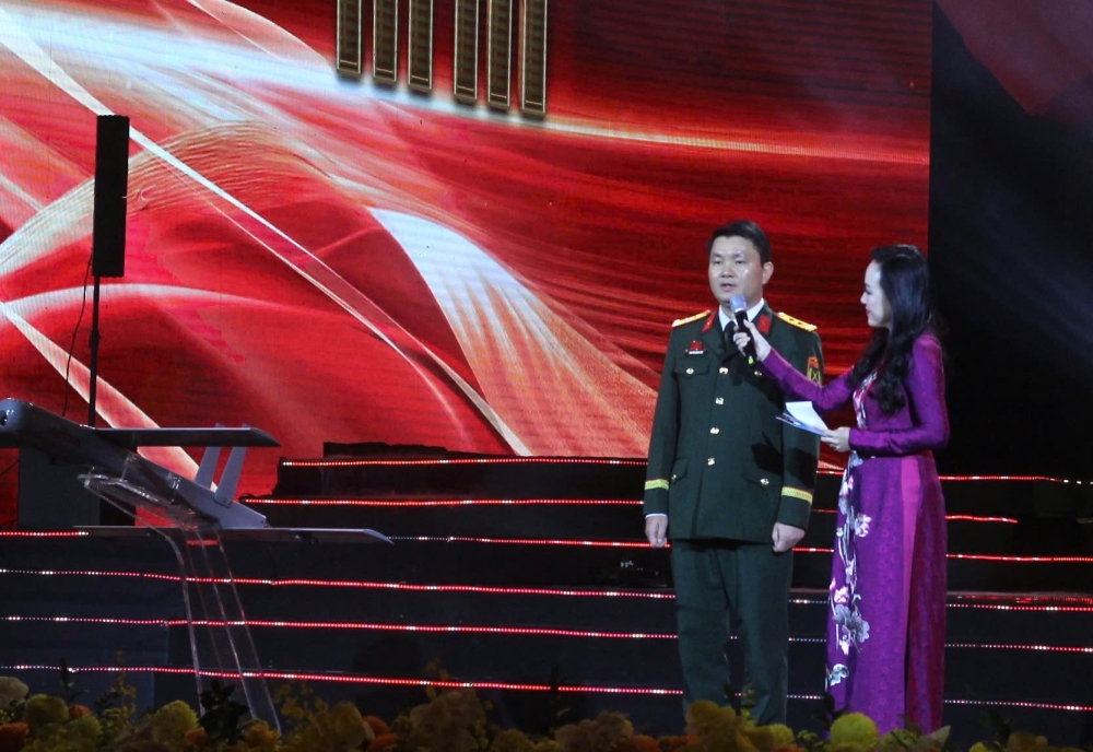 Thi đua đã thấm sâu trong mọi người, mọi nhà, mọi ngành, mọi lĩnh vực Thi đua đã thấm sâu trong mọi người, mọi nhà, mọi ngành, mọi lĩnh vực