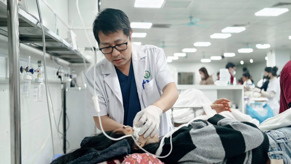 2. BN H.N.A (24 tuổi, Hà Nội): Theo dõi chấn thương sọ não, chấn thương hàm mặt, chấn thương vai phải, chấn thương cổ chân trái.