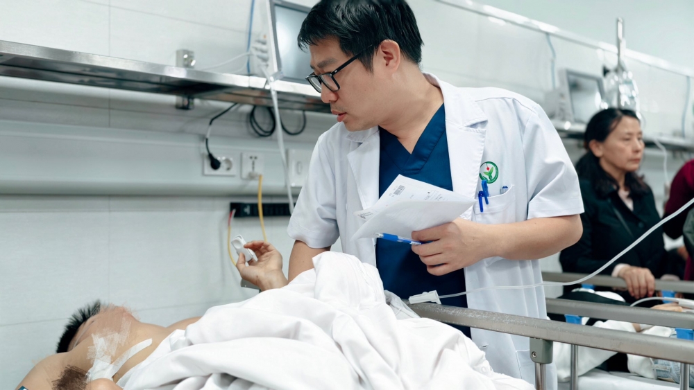 BN L.C.C (29 tuổi, Hà Nội): Chấn thương ngực kín đã dẫn lưu màng phổi, vết thương phức tạp tầng sinh môn. Người bệnh có chỉ định phẫu thuật cấp cứu.