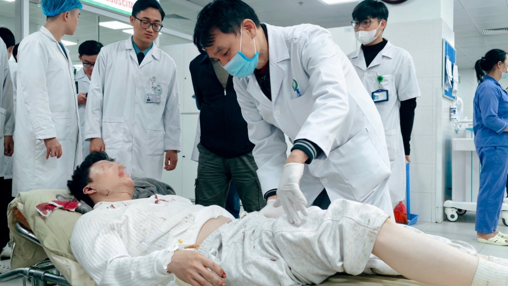  BN P.M.Q (37 tuổi, Hà Nội): Chấn thương sọ não máu tụ ngoài màng cứng trán phải, gãy xương bả vai trái.