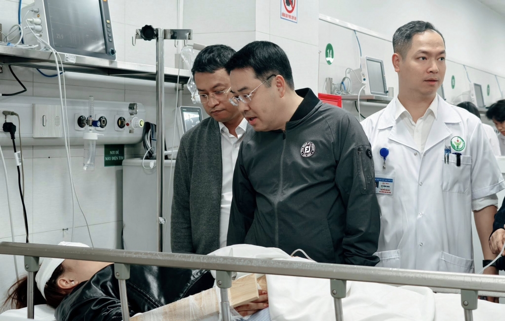 Chủ tịch UBND tỉnh Lào Cai Nguyễn Tuấn Anh kịp thời tới thăm hỏi, động viên các nạn nhân trong vụ lật xe Lào Cai đang được cấp cứu tại Bệnh viện HN Việt Đức.