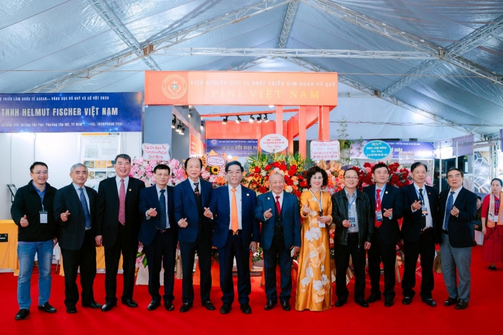 Các đại biểu chụp ảnh lưu niệm tại buổi lễ.