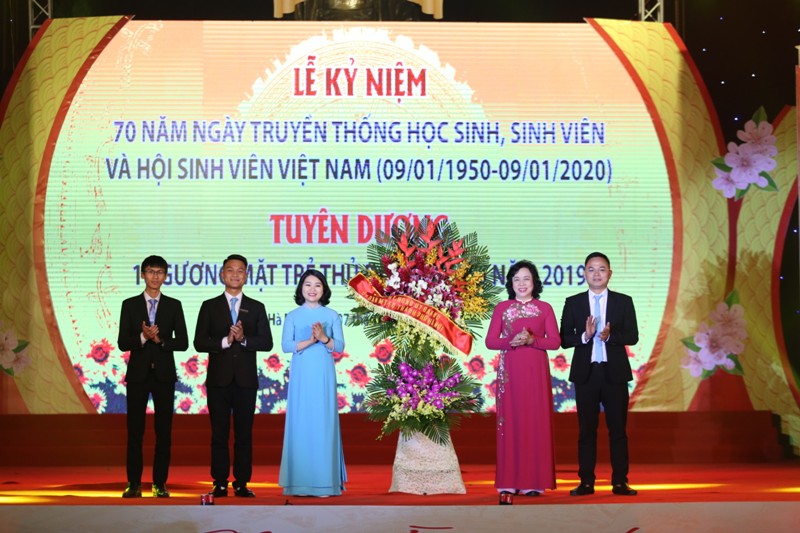 Tuyên dương 10 gương mặt trẻ Thủ đô tiêu biểu năm 2019 tuyen duong 10 guong mat tre thu do tieu bieu nam 2019