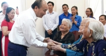 Thủ tướng Nguyễn Xuân Phúc trao quà Tết cho các gia đình chính sách, hộ nghèo...