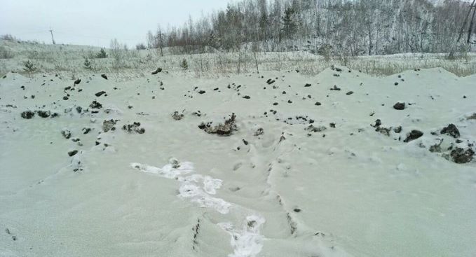 Lạ lùng cảnh ‘tuyết xanh’ phủ kín ngoại ô thành phố Nga