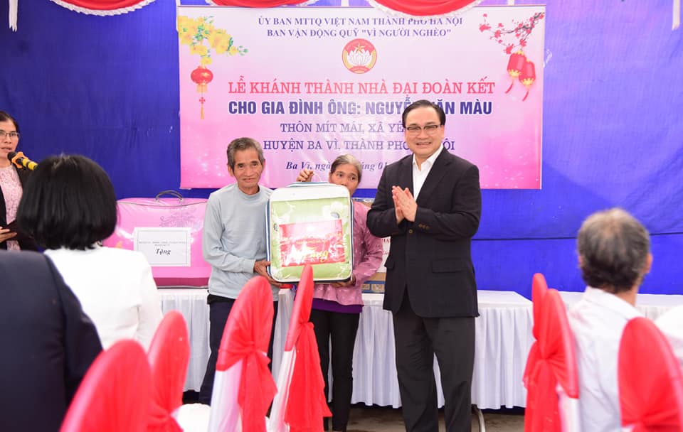 bi thu thanh uy hoang trung hai tang qua tet cac ho ngheo dong bao dan toc thieu so huyen ba vi