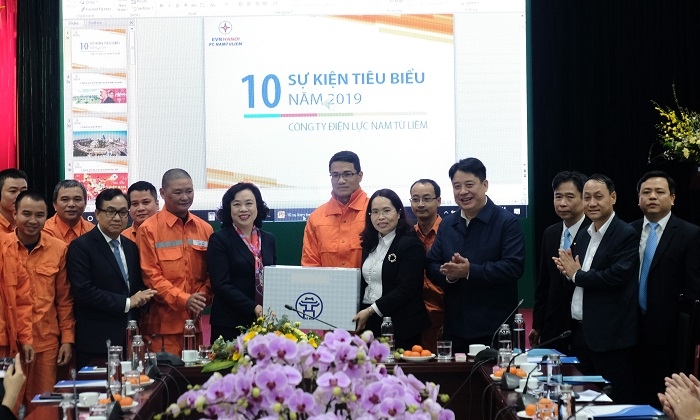 pho bi thu thuong truc thanh uy chuc tet cac gia dinh co cong tren dia ban quan nam tu liem