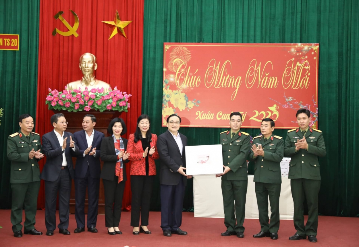 Bí thư Thành ủy Hà Nội Hoàng Trung Hải thăm, chúc Tết đơn vị công an, quân đội làm nhiệm vụ trực Tết bi thu thanh uy ha noi hoang trung hai tham chuc tet don vi cong an quan doi lam nhiem vu truc tet
