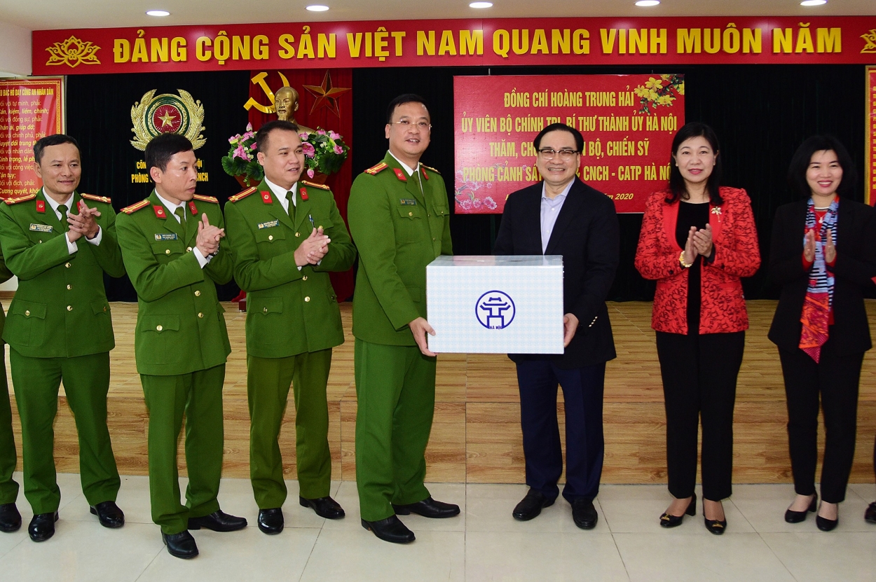 Bí thư Thành ủy Hà Nội Hoàng Trung Hải thăm, chúc Tết đơn vị công an, quân đội làm nhiệm vụ trực Tết bi thu thanh uy ha noi hoang trung hai tham chuc tet don vi cong an quan doi lam nhiem vu truc tet