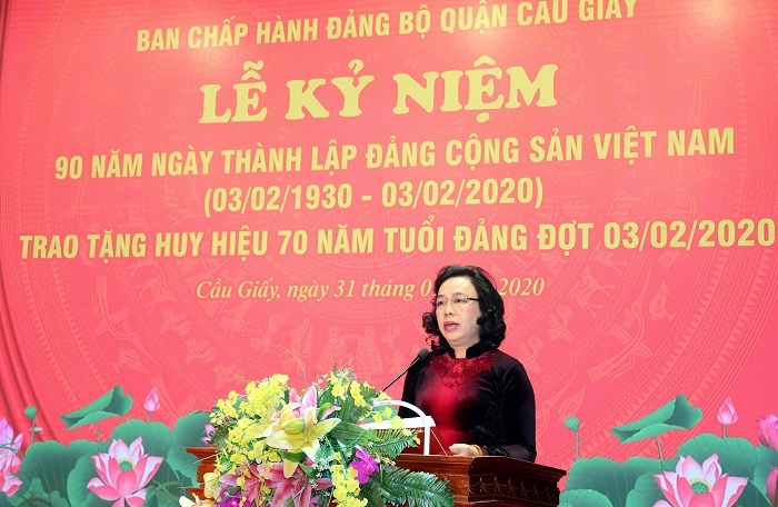 pho bi thu thuong truc thanh uy trao huy hieu 70 nam tuoi dang tai cau giay 40090