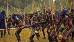 Cuộc chiến đẫm máu để giành vợ trong bộ lạc ở Ethiopia