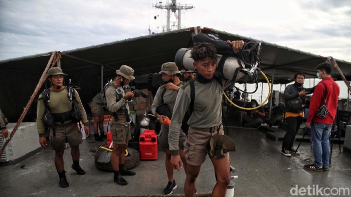 Indonesia tìm kiếm xuyên đêm chiếc máy bay gặp nạn