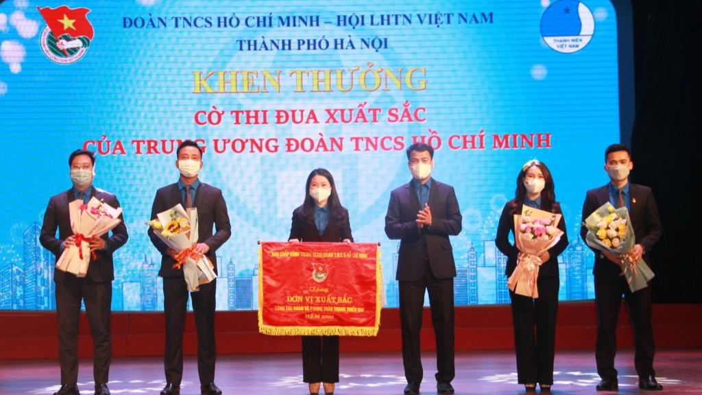 Thường trực Thành đoàn Hà Nội đón nhận Cờ thi đua xuất sắc do Trung ương Đoàn trao tặng