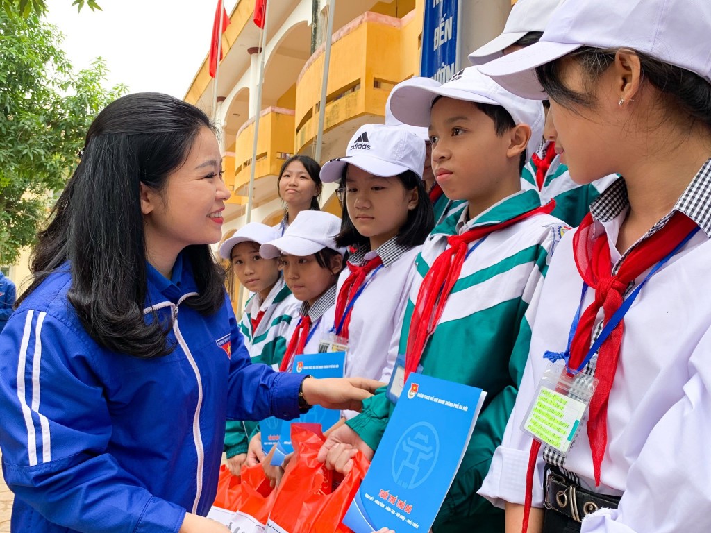 Ủy viên Ban Thường vụ Trung ương Đoàn, Thành ủy viên, Bí thư Thành đoàn Hà Nội Chu Hồng Minh tặng quà, động viên các học sinh có hoàn cảnh khó khăn trên địa bàn thành phố